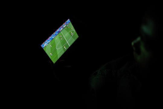 外卖小哥的世界杯：送餐时问比分 能吃苦才能赚钱-1.jpg