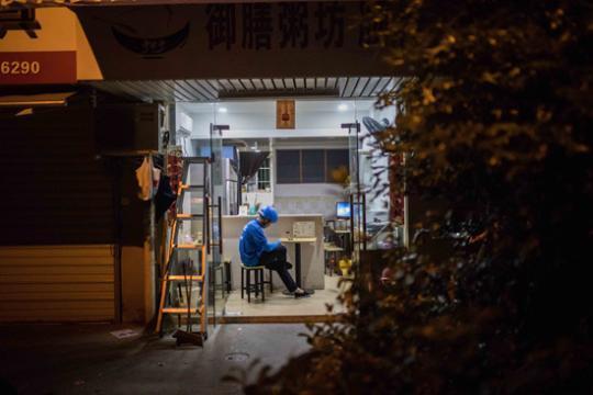 外卖小哥的世界杯：送餐时问比分 能吃苦才能赚钱-4.jpg
