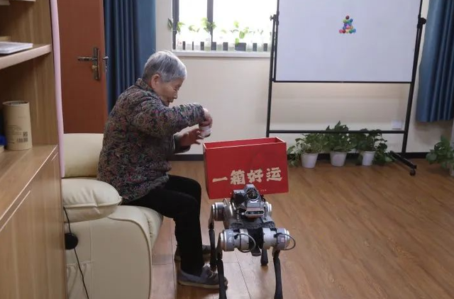杭州有机器人在社区“上班”了-2.jpg