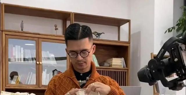 汕头85后小伙，靠织毛衣两登央视，一件毛衣卖9899元，年入500万-14.jpg