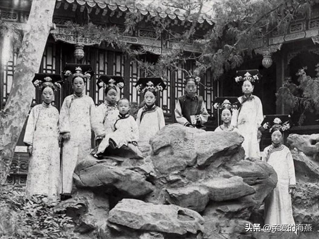 12张难得一见清末后宫妃嫔合照，青楼名妓真美，渔家女子很漂亮-3.jpg