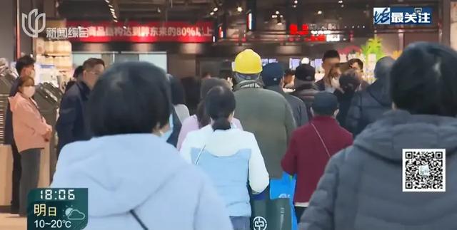 挤爆了！上海人凌晨5点排队抢货，连轮椅服务都派上用场-4.jpg