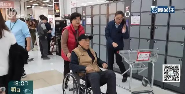 挤爆了！上海人凌晨5点排队抢货，连轮椅服务都派上用场-3.jpg