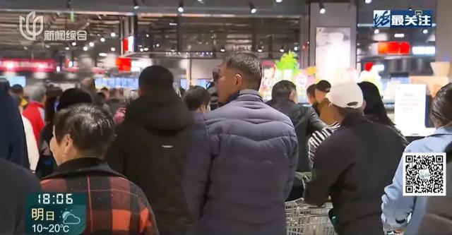 挤爆了！上海人凌晨5点排队抢货，连轮椅服务都派上用场-5.jpg