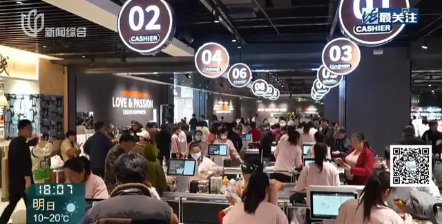 挤爆了！上海人凌晨5点排队抢货，连轮椅服务都派上用场-6.jpg