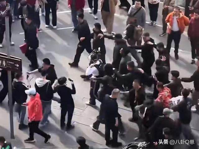 一个美国网红到中国，却让央视官媒纷纷转发，他到底有什么资格？-4.jpg