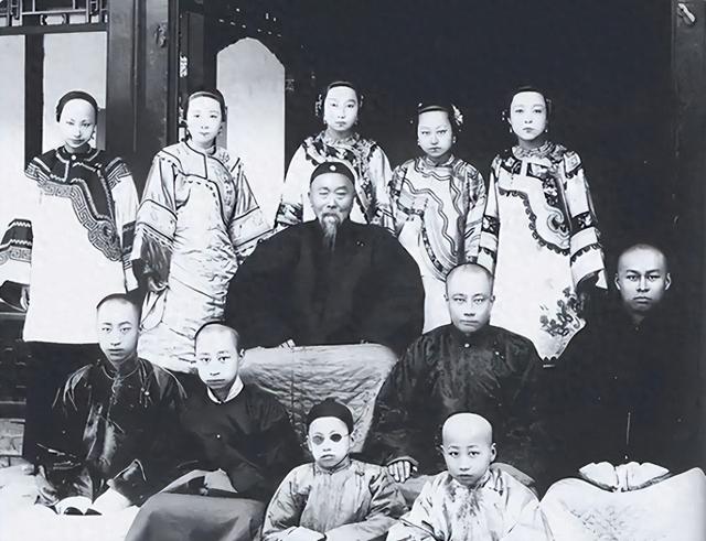 哥哥穷得娶不起，妹妹丑得嫁不出，两人凑合生下一儿子威震天下-1.jpg