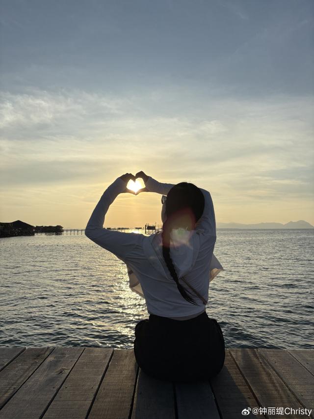 钟丽缇带全家出游，54岁穿泳装好养眼，俩女儿比基尼造型超绝美-4.jpg
