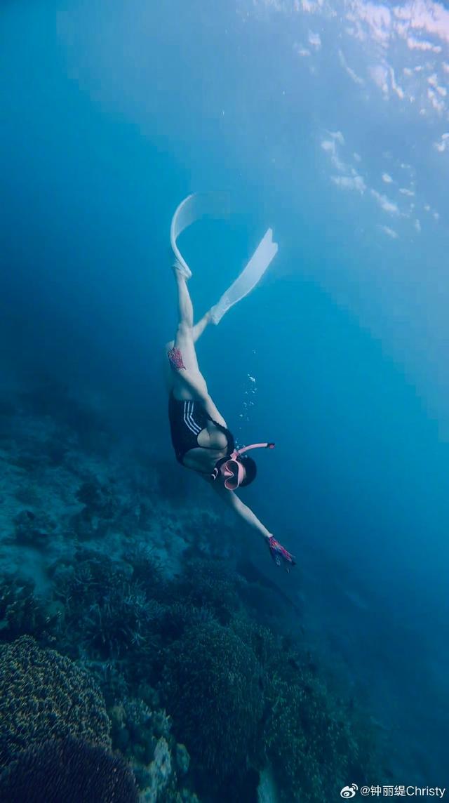 钟丽缇带全家出游，54岁穿泳装好养眼，俩女儿比基尼造型超绝美-6.jpg