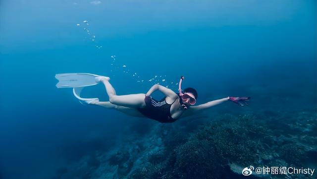 钟丽缇带全家出游，54岁穿泳装好养眼，俩女儿比基尼造型超绝美-7.jpg
