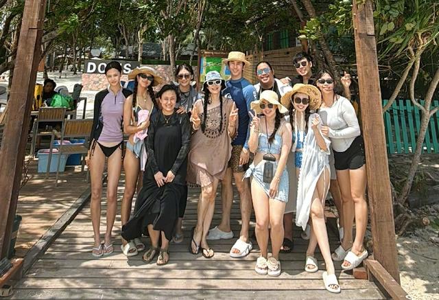 钟丽缇带全家出游，54岁穿泳装好养眼，俩女儿比基尼造型超绝美-9.jpg