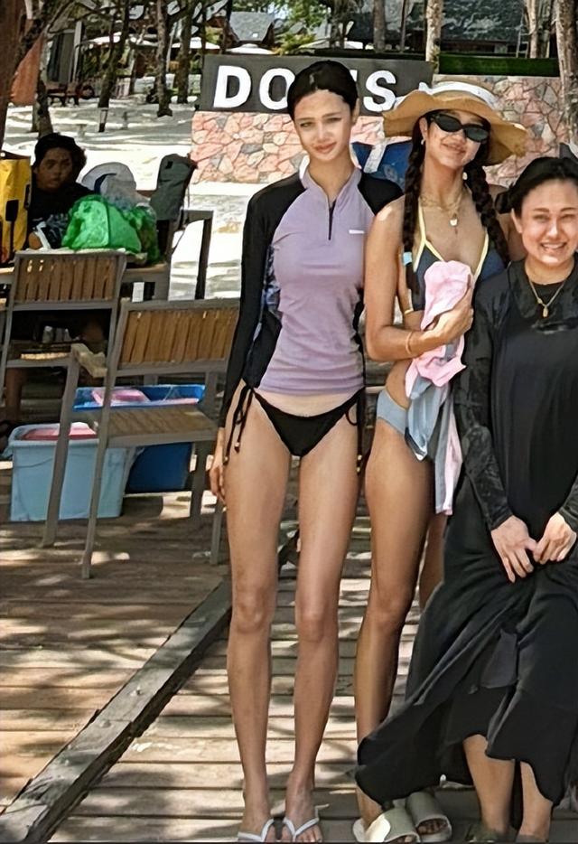 钟丽缇带全家出游，54岁穿泳装好养眼，俩女儿比基尼造型超绝美-10.jpg