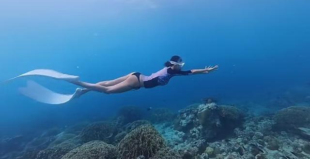 钟丽缇带全家出游，54岁穿泳装好养眼，俩女儿比基尼造型超绝美-13.jpg