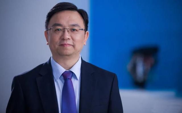 王传福15岁成孤儿，嫂子卖嫁妆供上学，今身价千亿把嫂子宠成公主-2.jpg