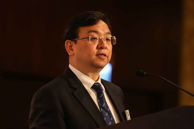 王传福15岁成孤儿，嫂子卖嫁妆供上学，今身价千亿把嫂子宠成公主-3.jpg