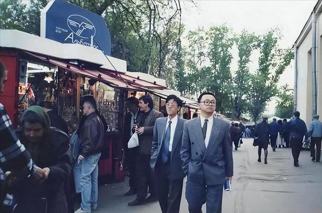 王传福15岁成孤儿，嫂子卖嫁妆供上学，今身价千亿把嫂子宠成公主-7.jpg
