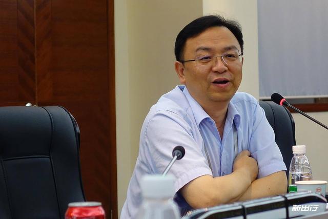 王传福15岁成孤儿，嫂子卖嫁妆供上学，今身价千亿把嫂子宠成公主-15.jpg