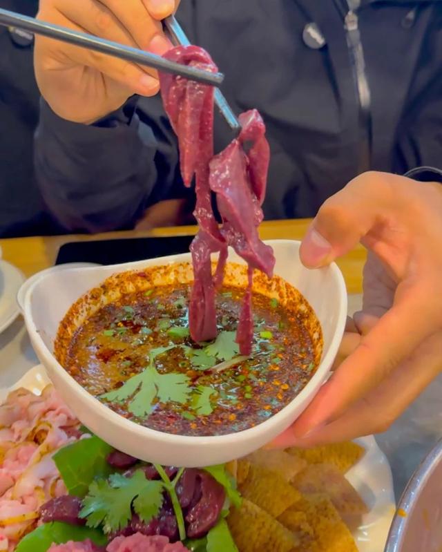 昆明8家能征服米其林评委的小馆子，食材很恶心，味道很土匪-4.jpg