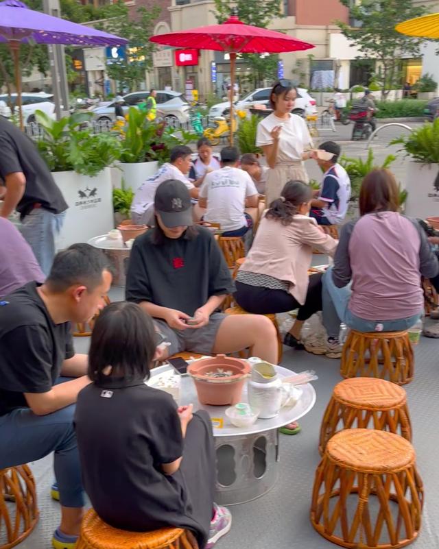 昆明8家能征服米其林评委的小馆子，食材很恶心，味道很土匪-32.jpg