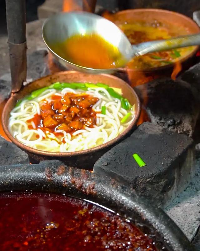 昆明8家能征服米其林评委的小馆子，食材很恶心，味道很土匪-57.jpg