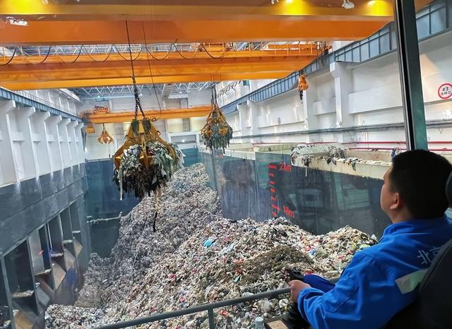 深圳重挖 110 米垃圾山，把欧美看呆了：中国已经陷入“垃圾荒”了-9.jpg