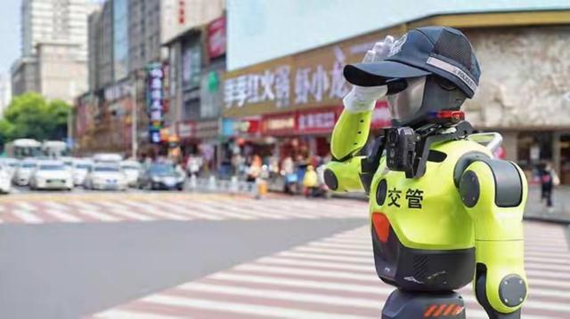 北京街头出现“机器人交警”，辅警看完心里不是滋味-1.jpg