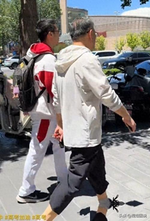 有钱晚婚晚育具象化：人大附中出考场视频，家长大多都白发苍苍！-1.jpg