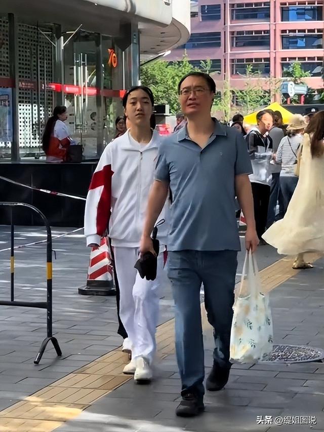 有钱晚婚晚育具象化：人大附中出考场视频，家长大多都白发苍苍！-2.jpg