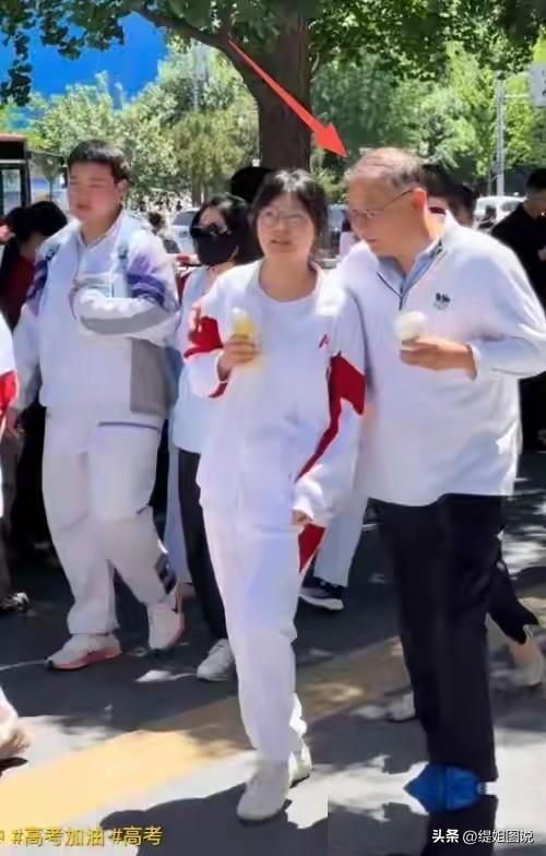 有钱晚婚晚育具象化：人大附中出考场视频，家长大多都白发苍苍！-7.jpg