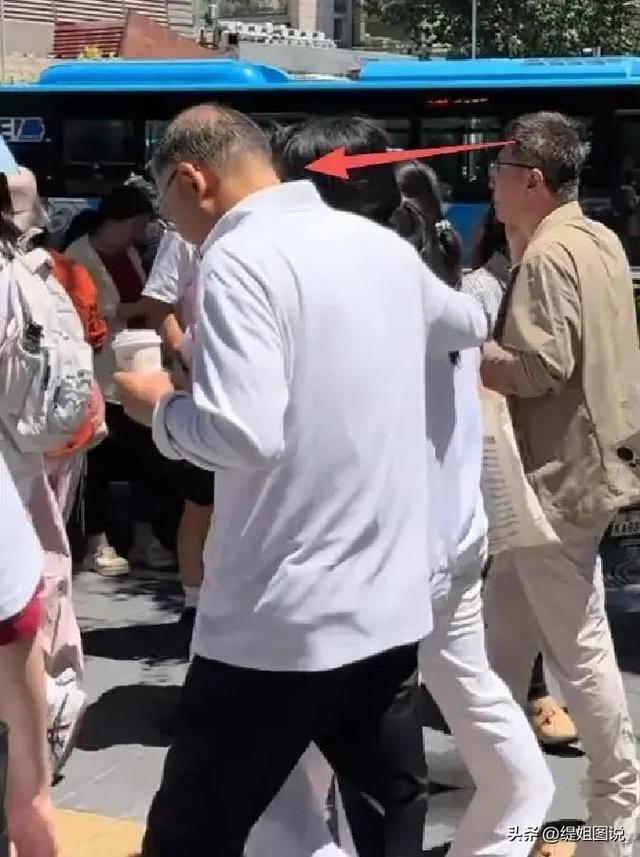 有钱晚婚晚育具象化：人大附中出考场视频，家长大多都白发苍苍！-6.jpg