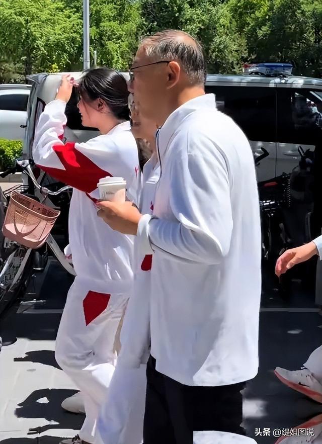 有钱晚婚晚育具象化：人大附中出考场视频，家长大多都白发苍苍！-4.jpg