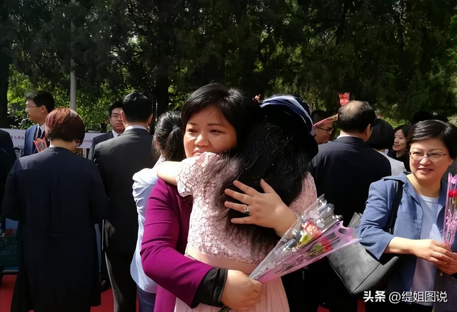 有钱晚婚晚育具象化：人大附中出考场视频，家长大多都白发苍苍！-10.jpg