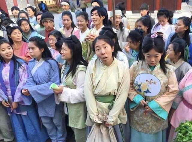 AI冲击下横店群演现状：美女泛滥成灾，懒汉光棍遍地，该何去何从-2.jpg