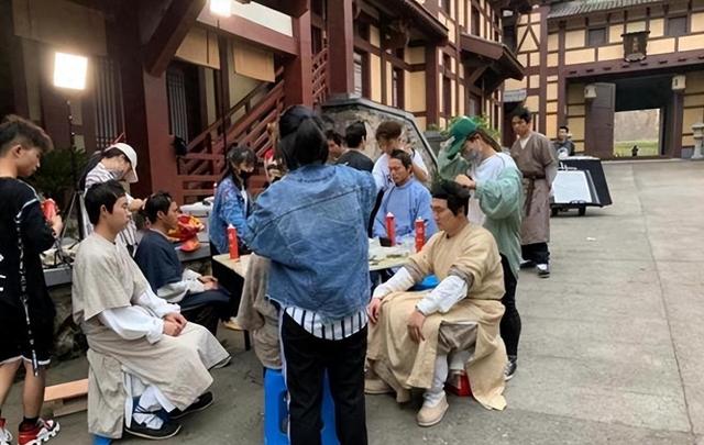 AI冲击下横店群演现状：美女泛滥成灾，懒汉光棍遍地，该何去何从-4.jpg