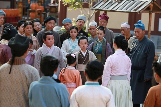 AI冲击下横店群演现状：美女泛滥成灾，懒汉光棍遍地，该何去何从-6.jpg