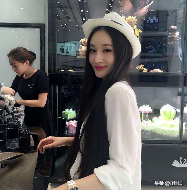 疫苗女王儿媳多奢靡？24万车漆配私人飞机，6.3亿追债上门！-8.jpg