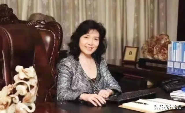 疫苗女王儿媳多奢靡？24万车漆配私人飞机，6.3亿追债上门！-9.jpg