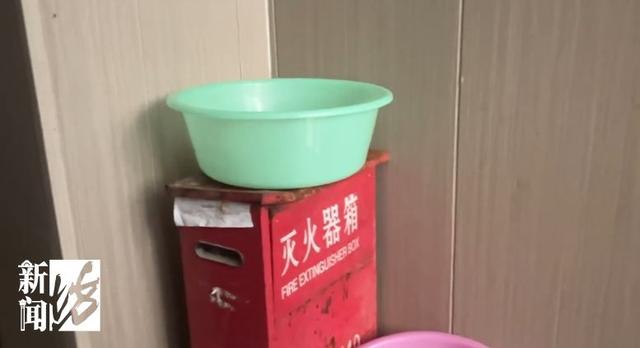 上海九旬阿婆被女儿拒之门外，吃喝拉撒全都在楼道里！邻居看不下去了-3.jpg