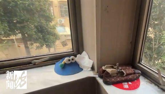 上海九旬阿婆被女儿拒之门外，吃喝拉撒全都在楼道里！邻居看不下去了-13.jpg